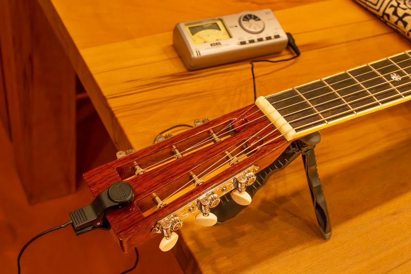 05_Strings attached_800_100_500k.jpg